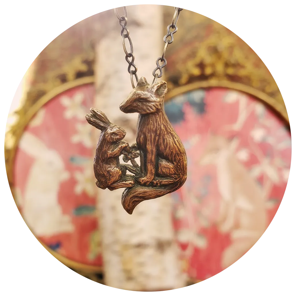 lapin, renard et fleur amulet.